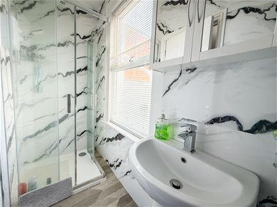 EN-SUITE SHOWER ROOM
